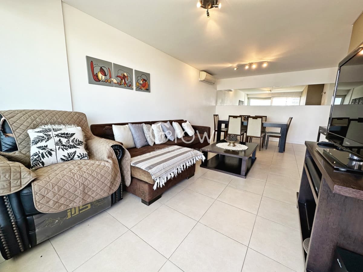 Apartamento en edificio con servicios y vista al mar a pasos de Mansa   -