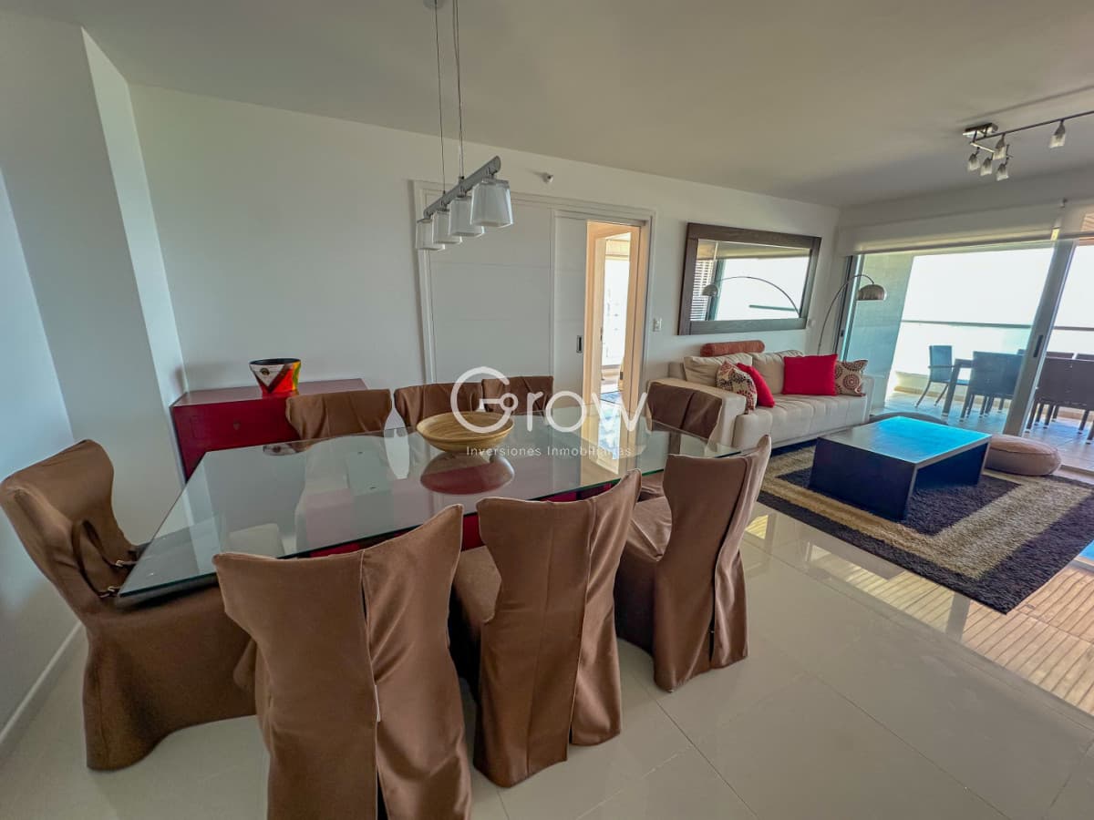 Piso alto en venta con vistas al mar en Torre Icon Brava