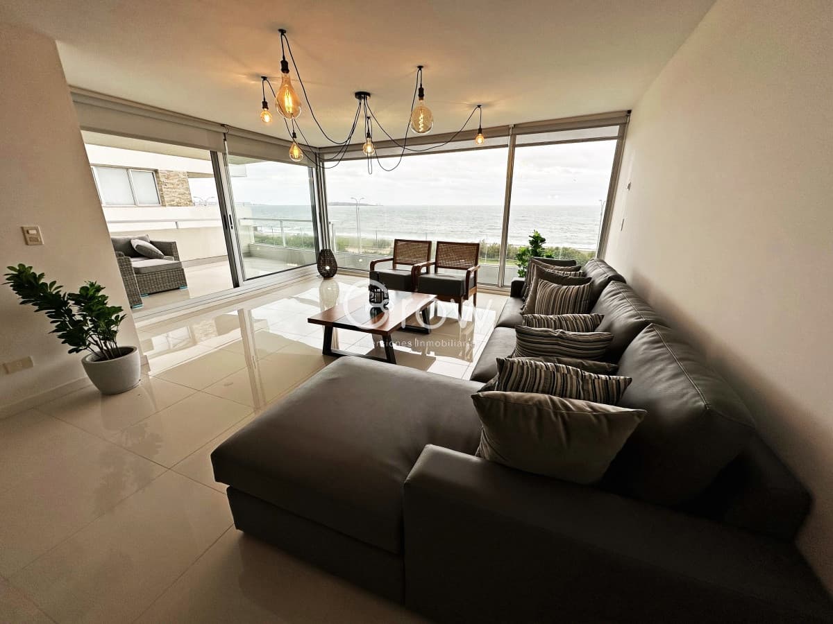 Punta del Este. Mansa frente al Mar. Exclusivo Apartamento con parrillero propio.