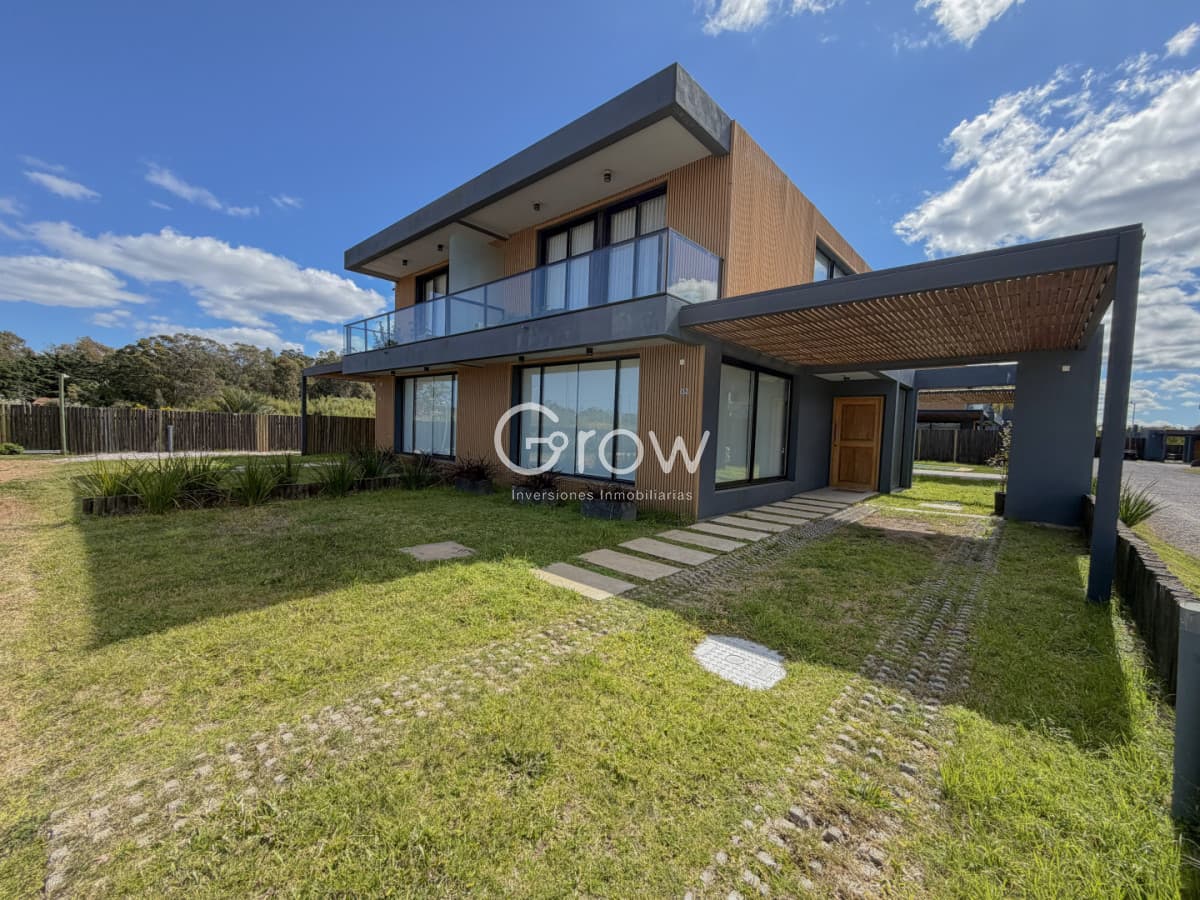 Casa moderna en venta en un barrio privado