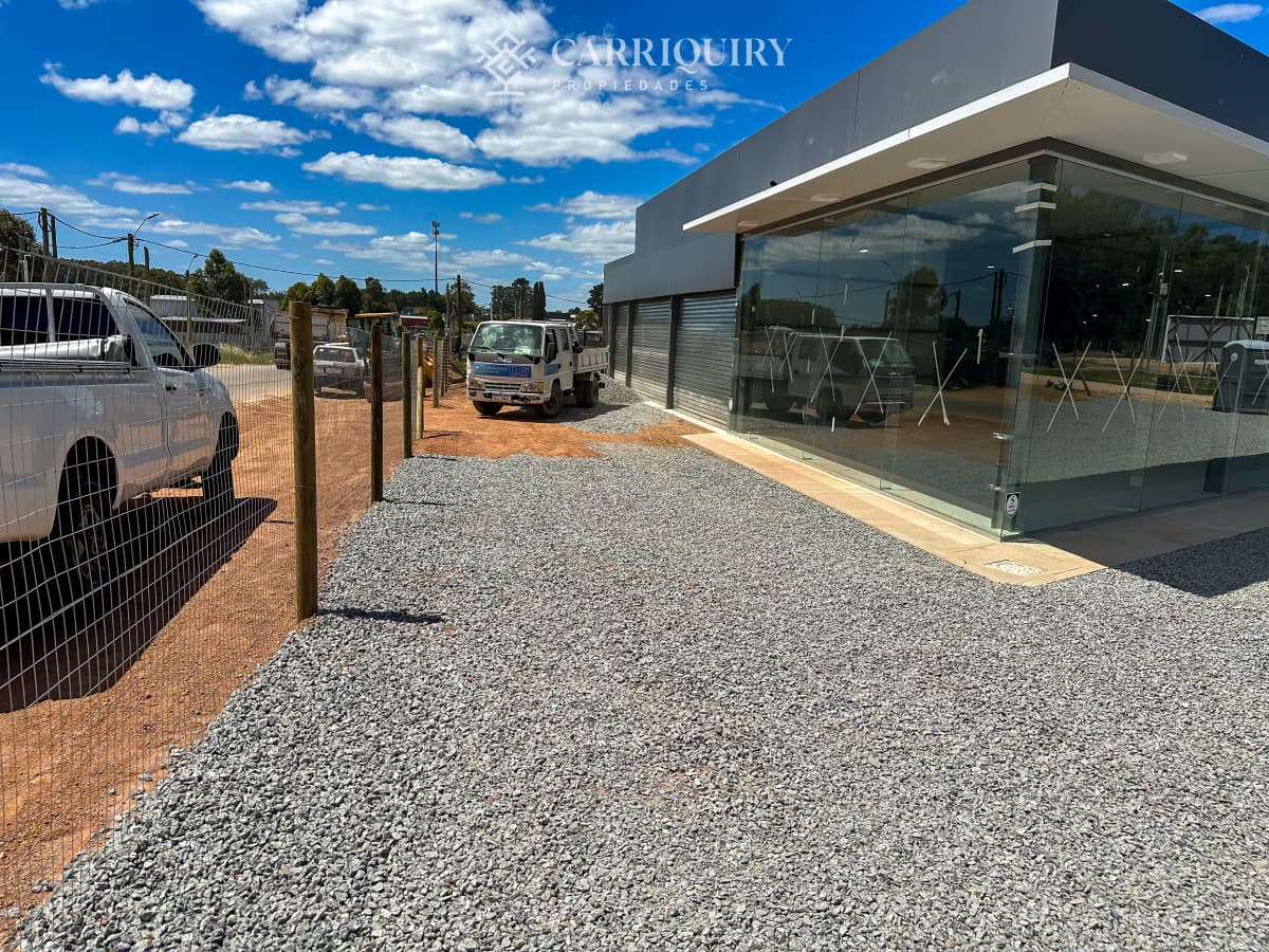 A estrenar local en Av en Maldonado con 660 m2 de uso exclusivo  -