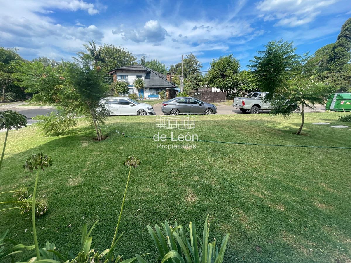 Venta | Apartamento Planta Jardín 2 Dormitorios y 2 baños en Playa Mansa, Pinares