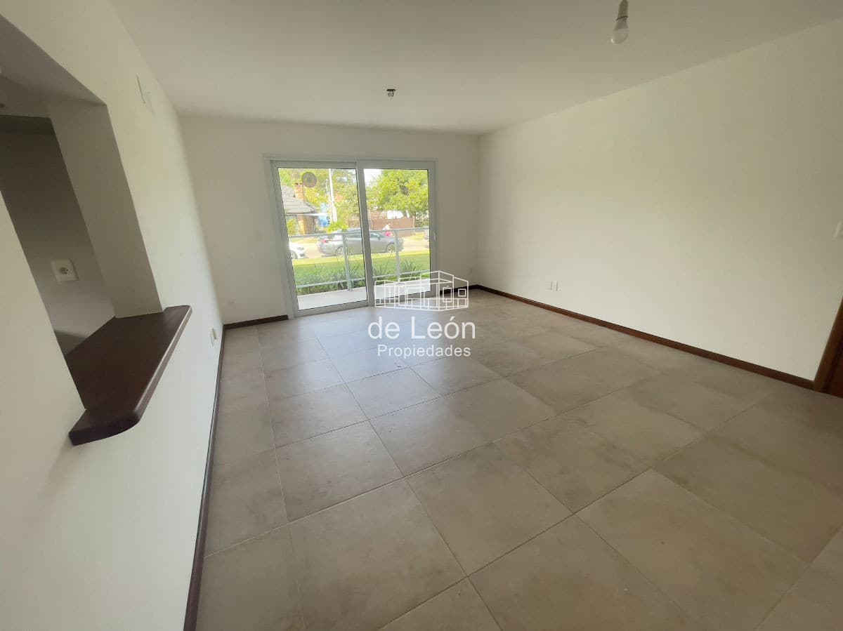 Venta | Apartamento Planta Jardín 2 Dormitorios y 2 baños en Playa Mansa, Pinares