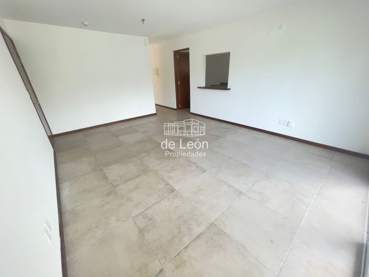 Venta | Apartamento Planta Jardín 2 Dormitorios y 2 baños en Playa Mansa, Pinares