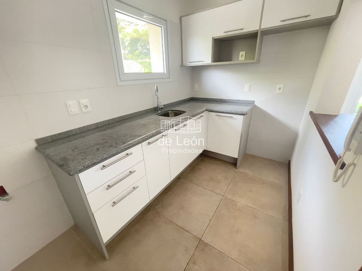 Venta | Apartamento Planta Jardín 2 Dormitorios y 2 baños en Playa Mansa, Pinares