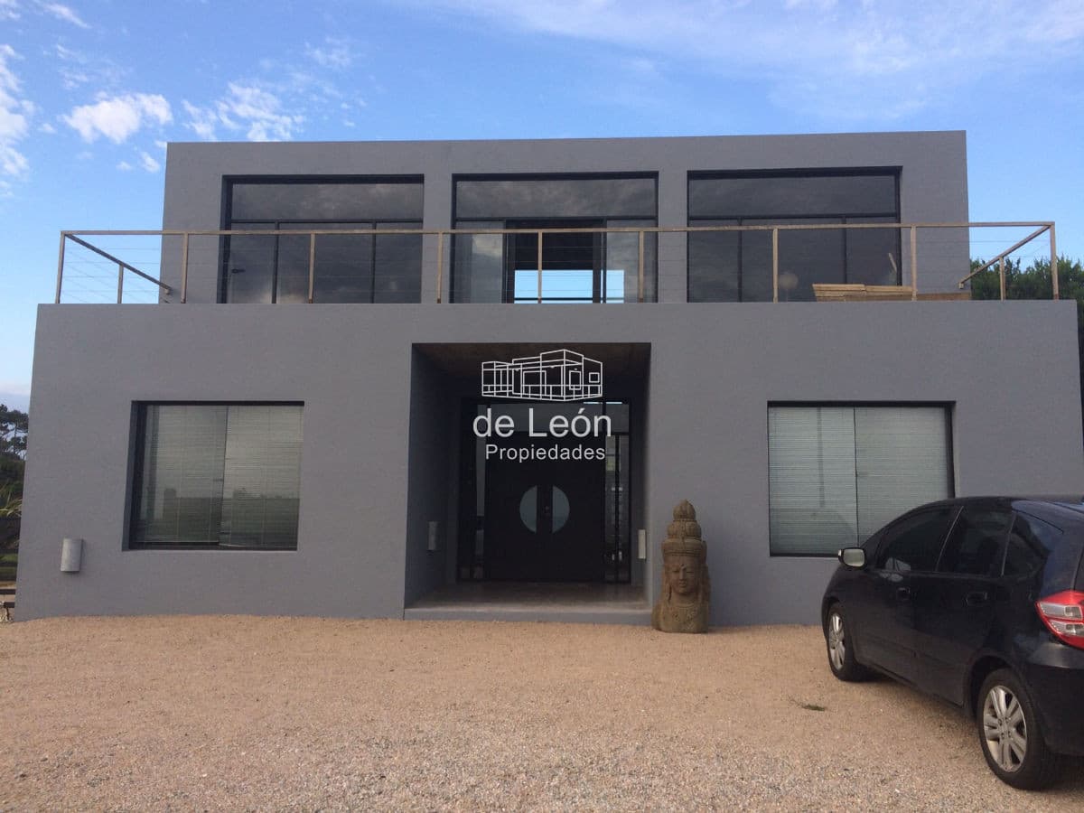 Alquiler Temporal Moderna Casa en Bikini Beach de 3 Dormitorios + Servicio