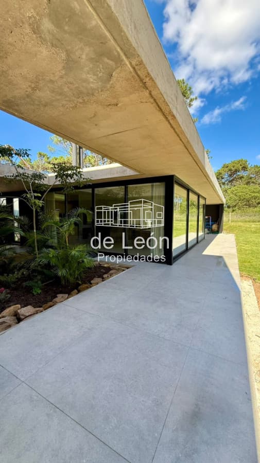 Venta y Alquiler Temporal de Exclusiva Casa de 4 Suites en Reserva de Montoya