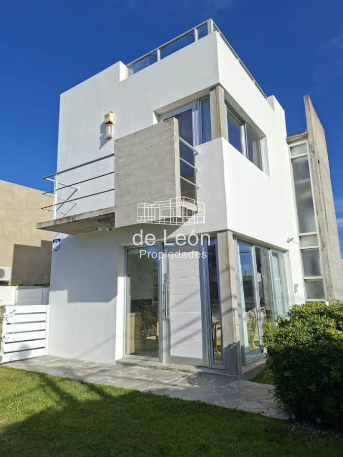 Alquiler Temporal Moderna Casa 2 Dormitorios en Manantiales