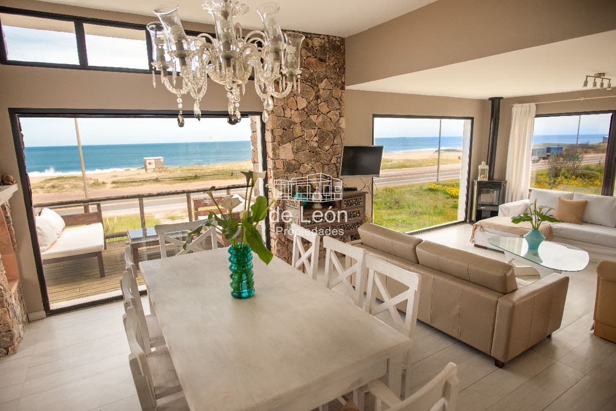 Excelente casa con vista al mar, 4 dormitorios y servicio