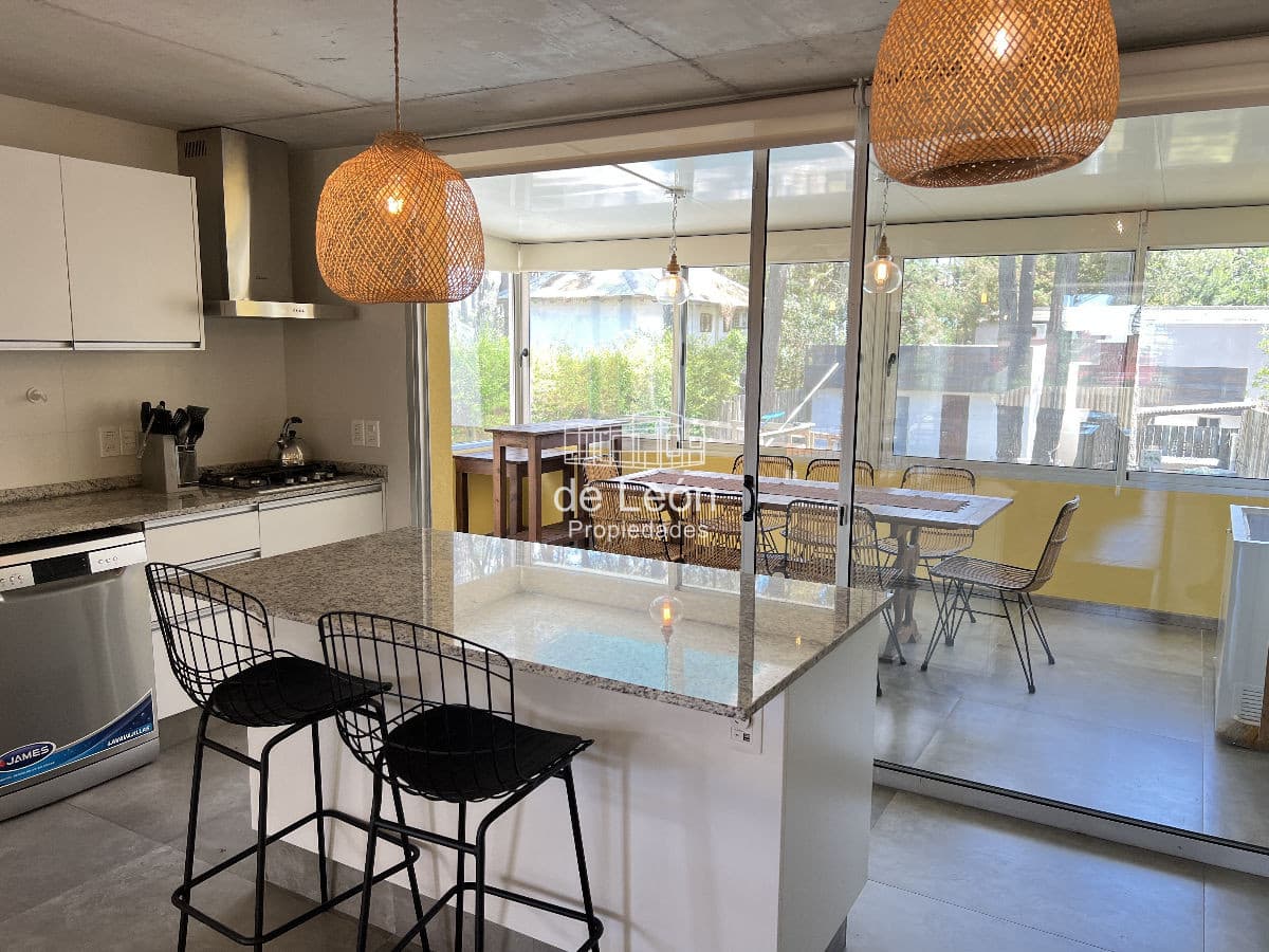 Venta & Alquiler Casa amplia y moderna de 4 Dormitorios en Montoya