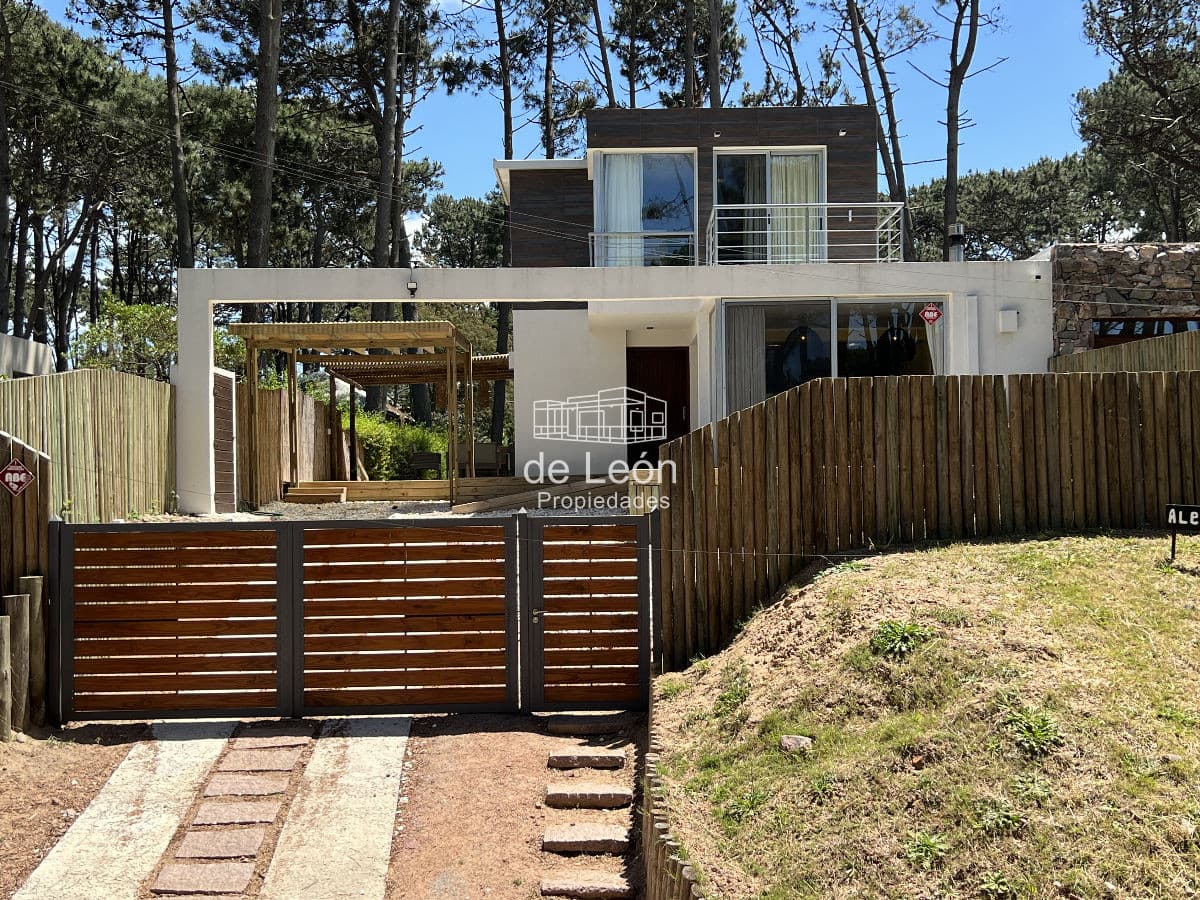 Venta & Alquiler Casa amplia y moderna de 4 Dormitorios en Montoya