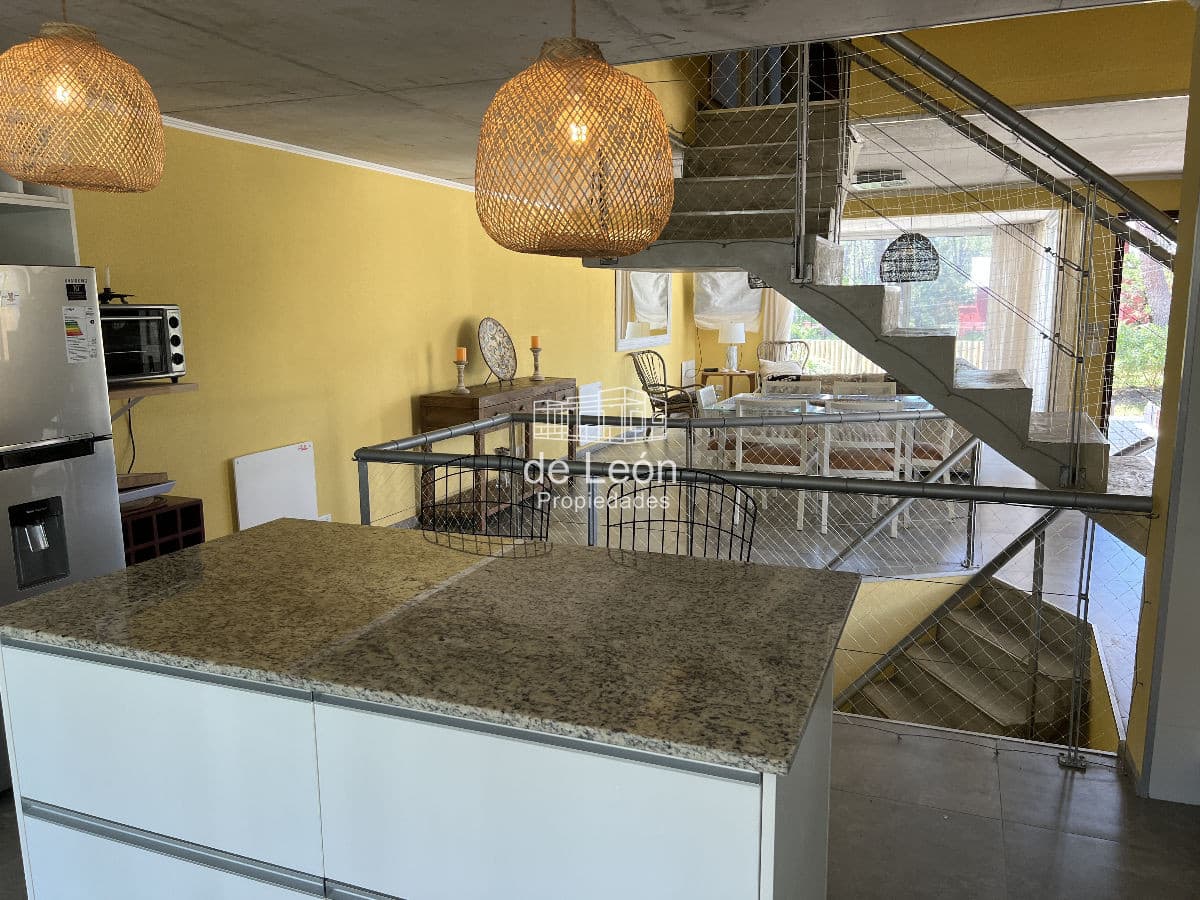 Venta & Alquiler Casa amplia y moderna de 4 Dormitorios en Montoya