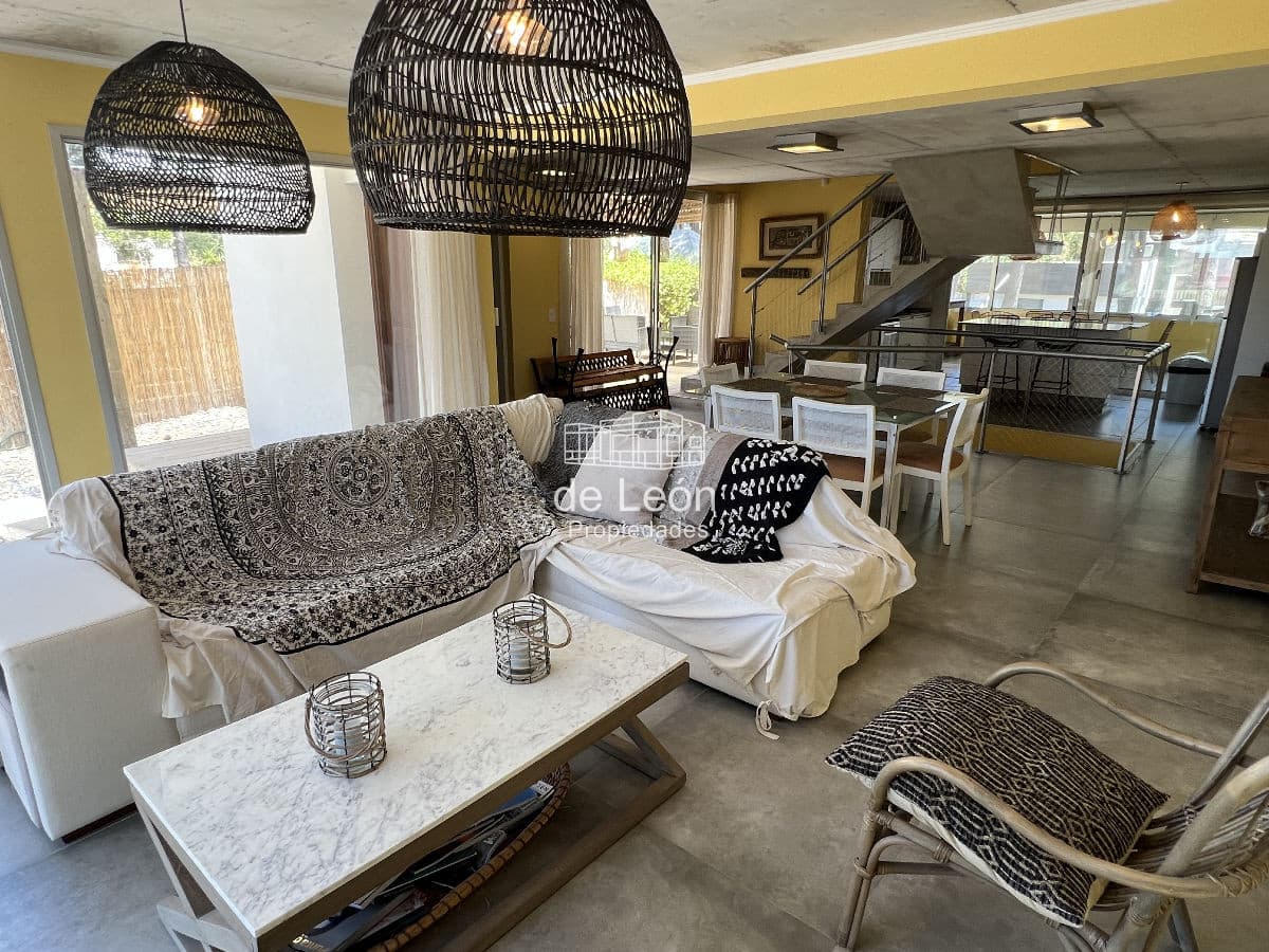 Venta & Alquiler Casa amplia y moderna de 4 Dormitorios en Montoya