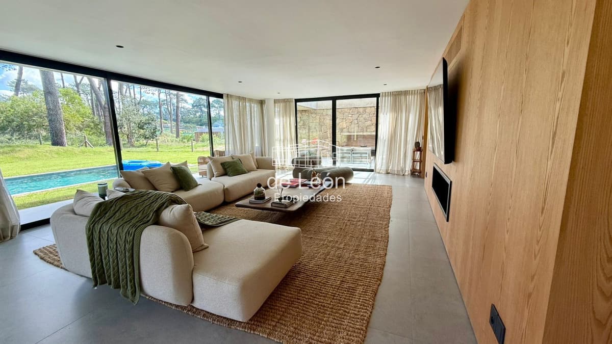 Venta y Alquiler Temporal de Exclusiva Casa de 4 Suites en Reserva de Montoya