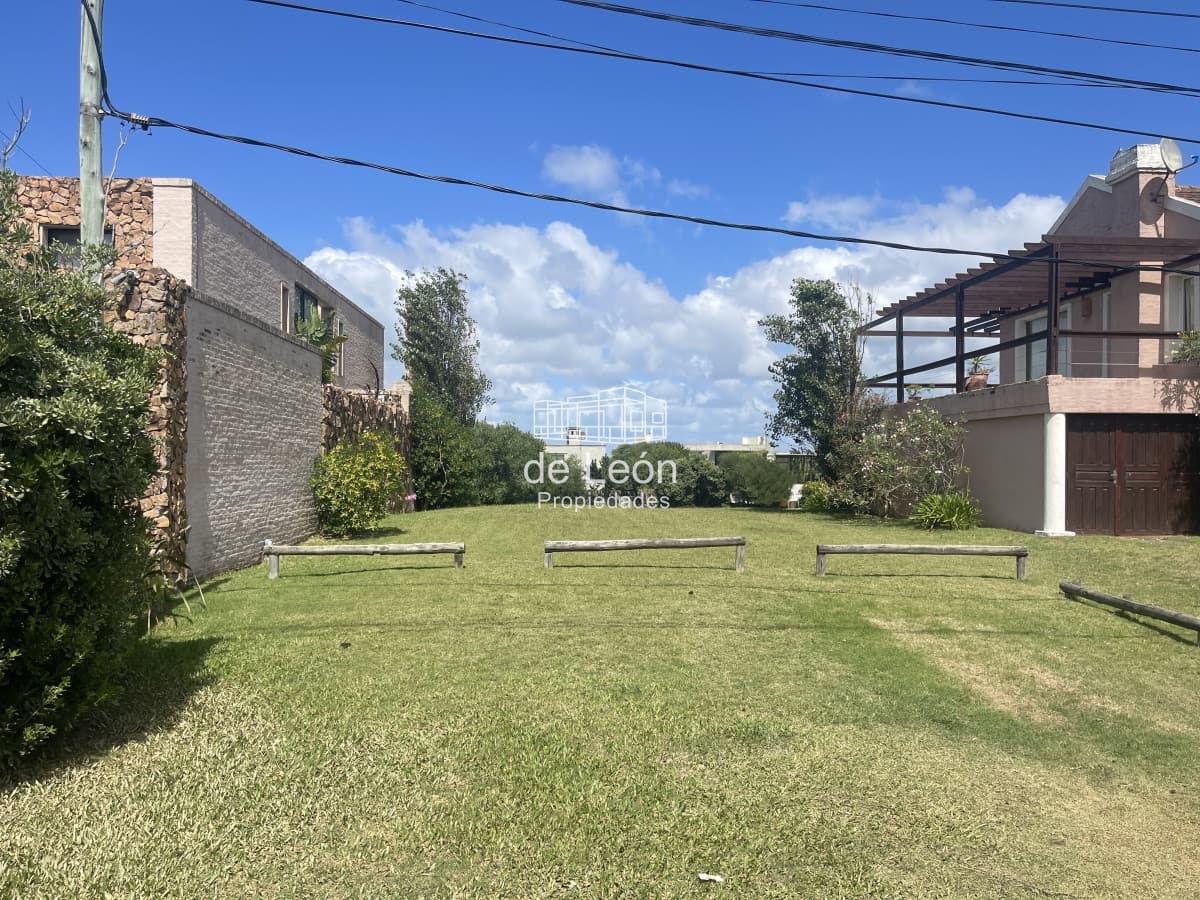Lote de 707m2 a metros del mar. Montoya, La Barra