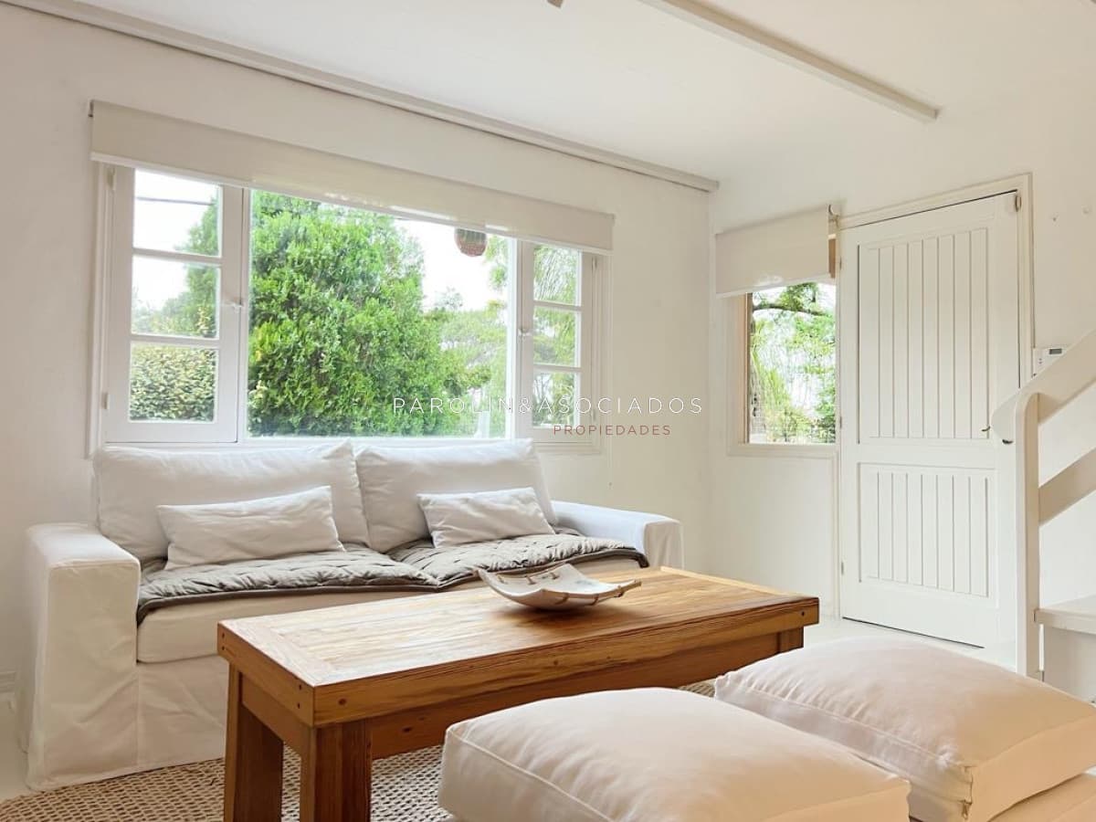 Casa en venta reciclada a estilo moderno, con amplio jardín en Montoya, La Barra