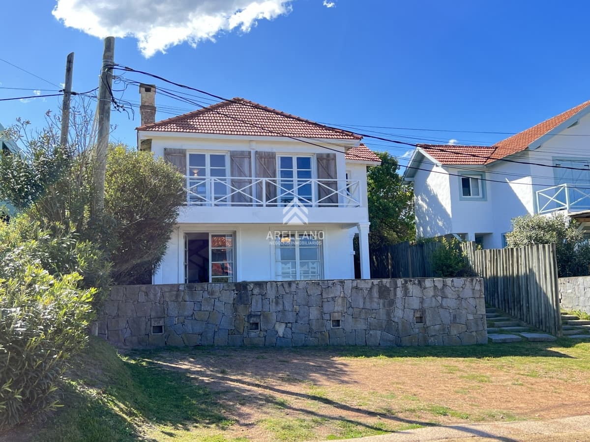 Casa ID.4599 - Casa en Montoya con excelente vista al mar, de 4 dormitorios más servicio