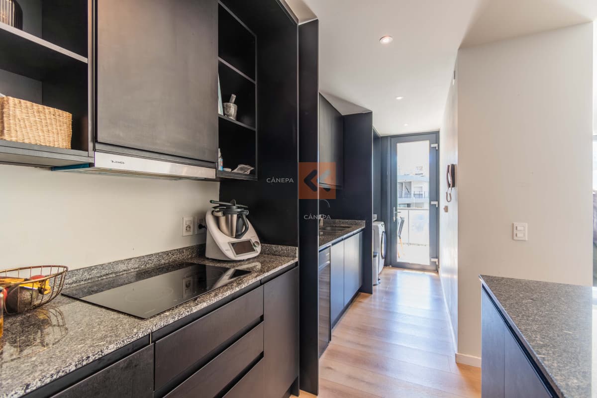 Venta con renta apartamento de 3 dormitorios en Barrio Parques