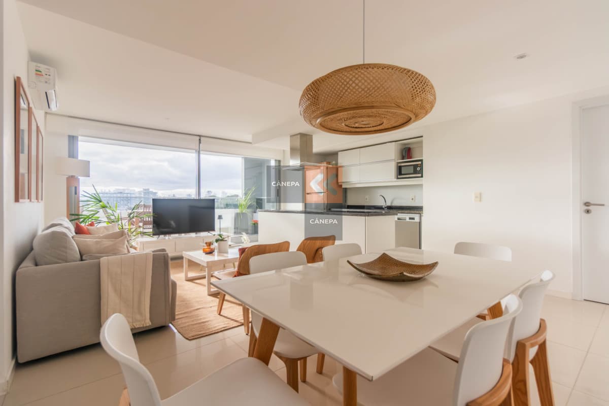 Apartamento en venta de 2 dormitorios y servicio  Zona Brava