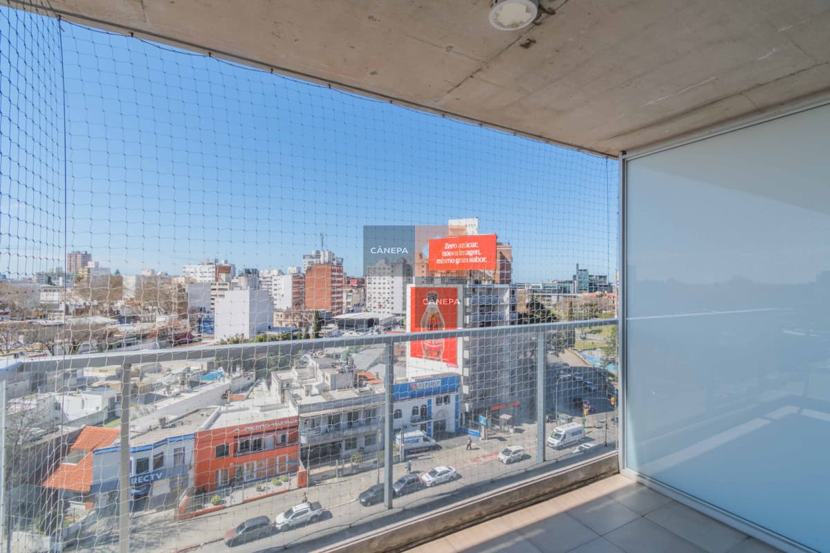 Apartamento en Tres Cruces piso alto con terraza