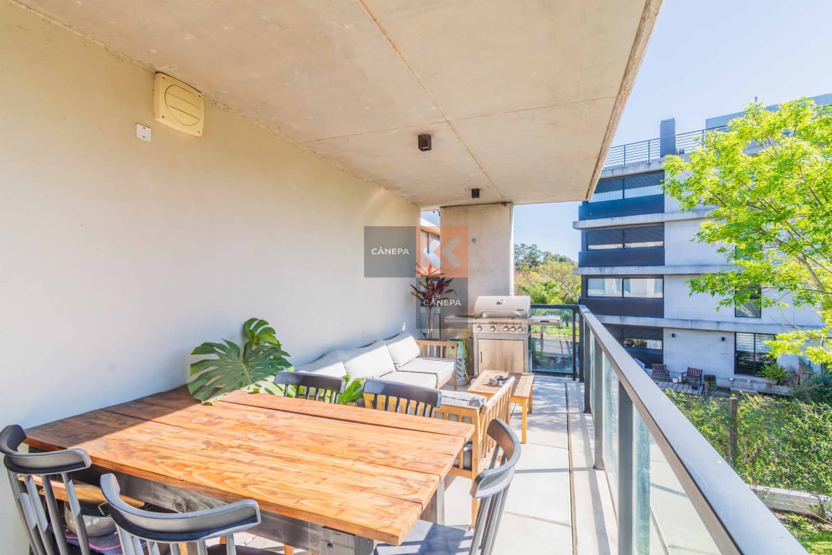 Venta con renta apartamento de 3 dormitorios en Barrio Parques