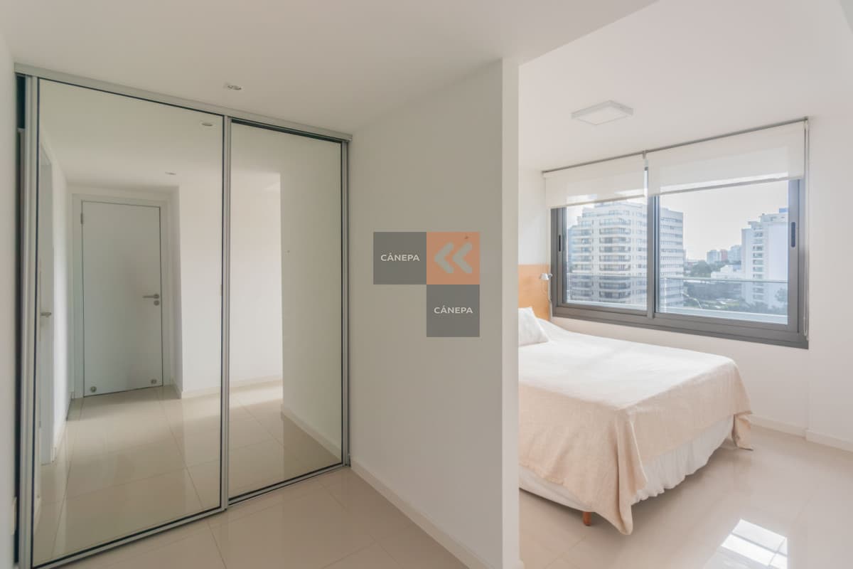 Apartamento en venta de 2 dormitorios y servicio  Zona Brava