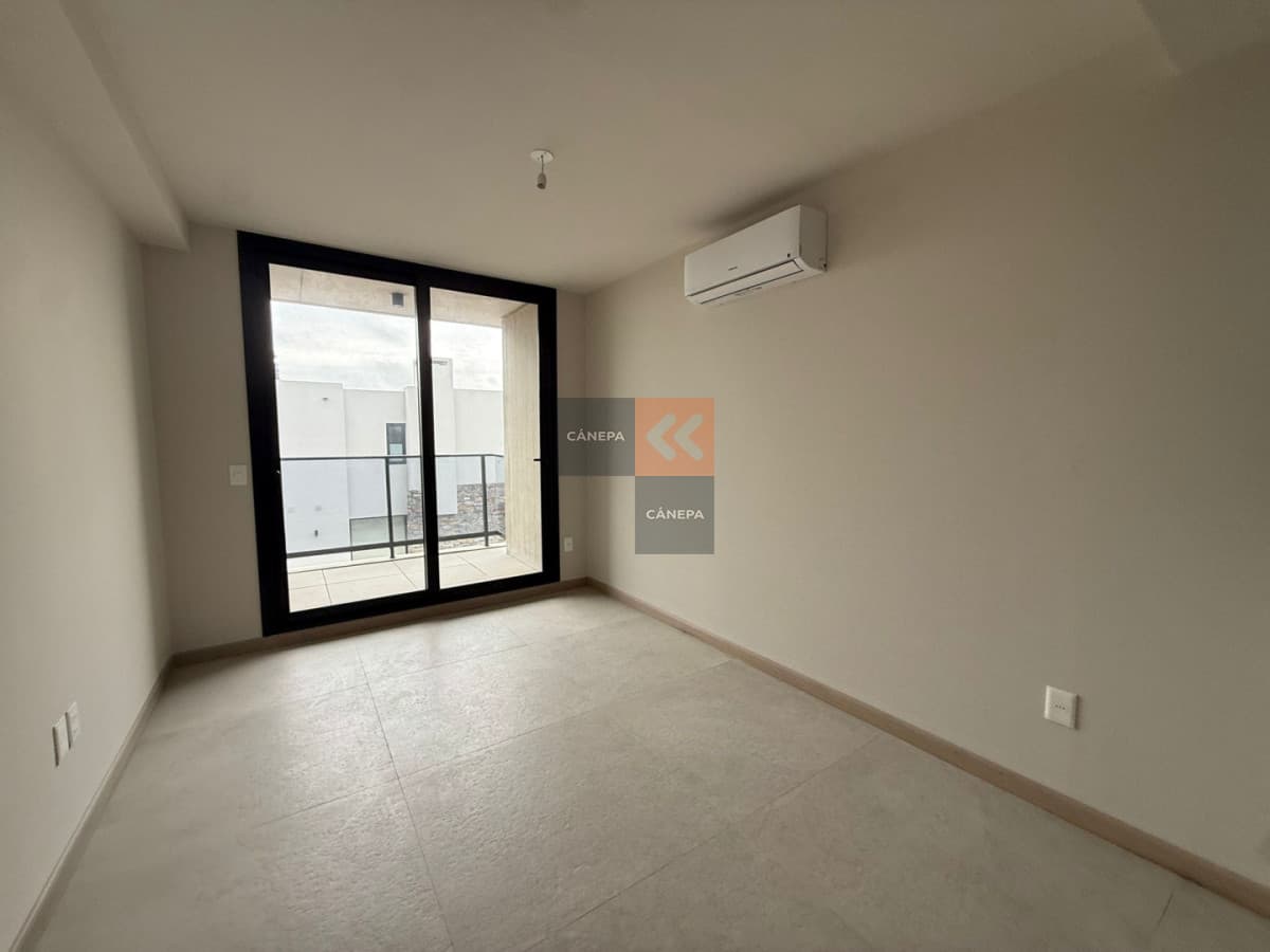 Venta apartamento 3 dormitorios + jardín con parrillero en Carrasco