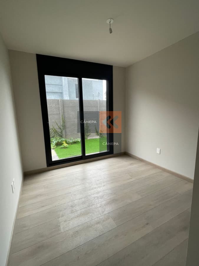 Venta apartamento 3 dormitorios + jardín con parrillero en Carrasco