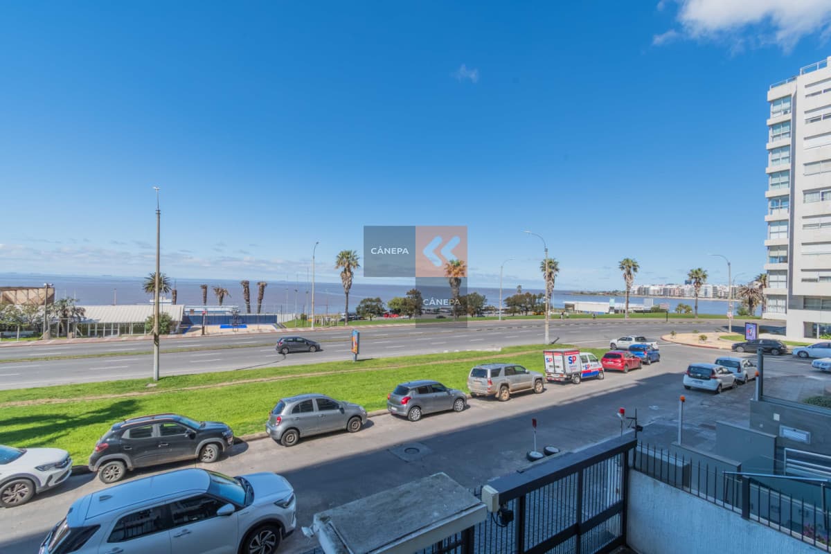 Venta apartamento de 3 dormitorios + servicio en Buceo