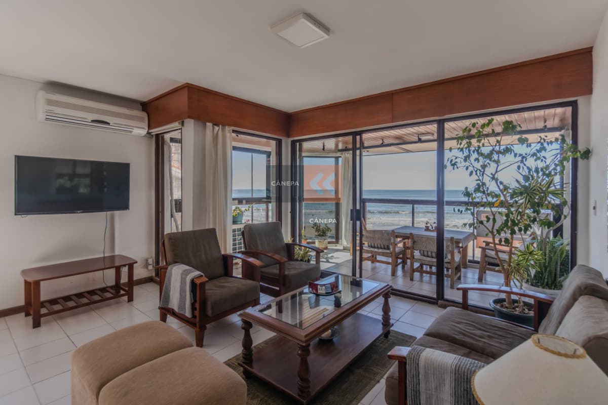 Apartamento de 3 dormitorios frente al Emir en venta