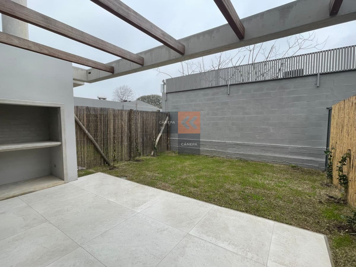 Venta casa de 3 dormitorios + jardín con parrillero en Carrasco