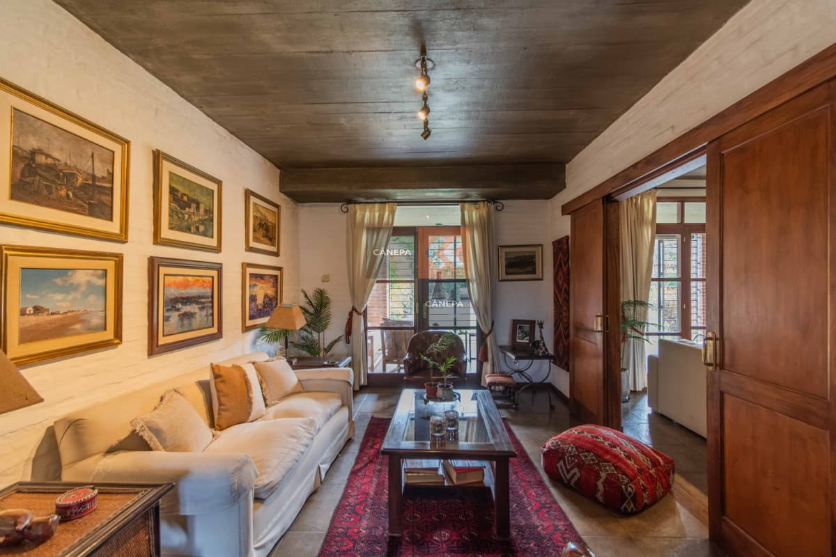 Venta espectacular casa de 4 dormitorios con jardín, piscina y barbacoa en Carrasco Norte