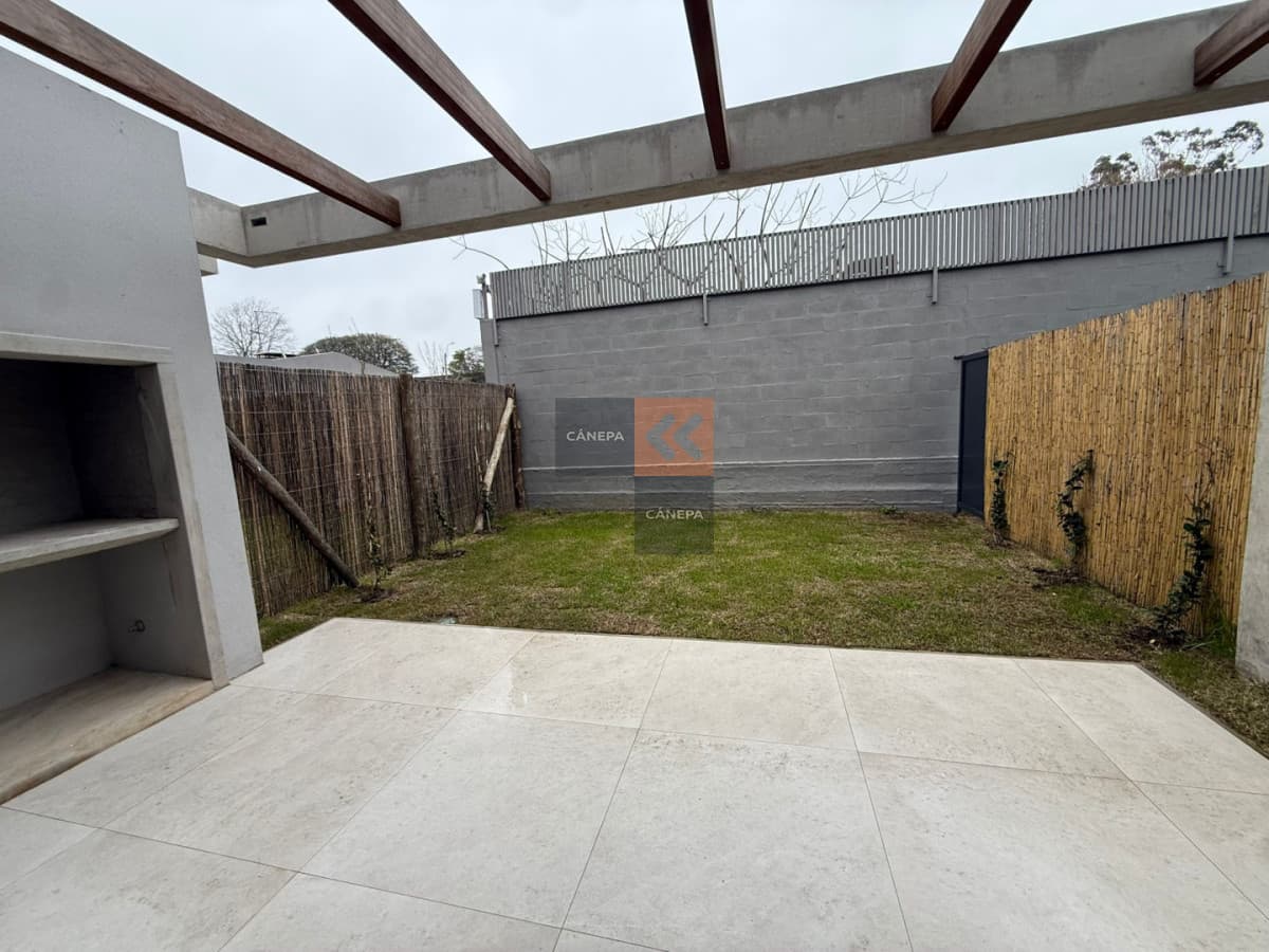 Venta casa de 3 dormitorios + jardín con parrillero en Carrasco