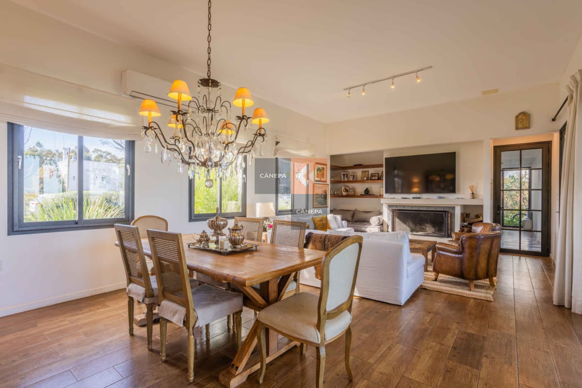 Venta espectacular casa en Mirador de la Tahona con jardín con piscina y galería con parrillero