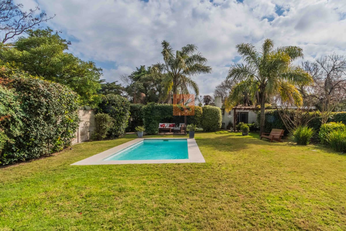 Venta espectacular casa de 4 dormitorios con jardín, piscina y barbacoa en Carrasco Norte