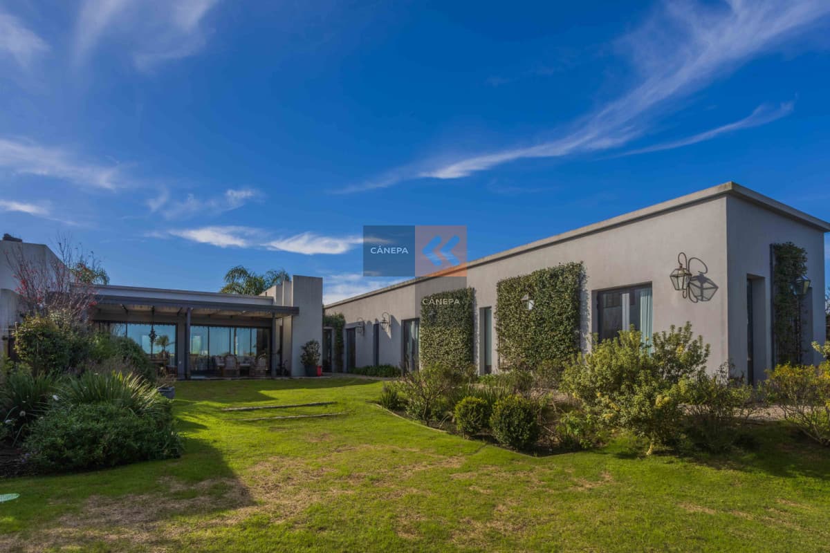 Venta espectacular casa en Mirador de la Tahona con jardín con piscina y galería con parrillero