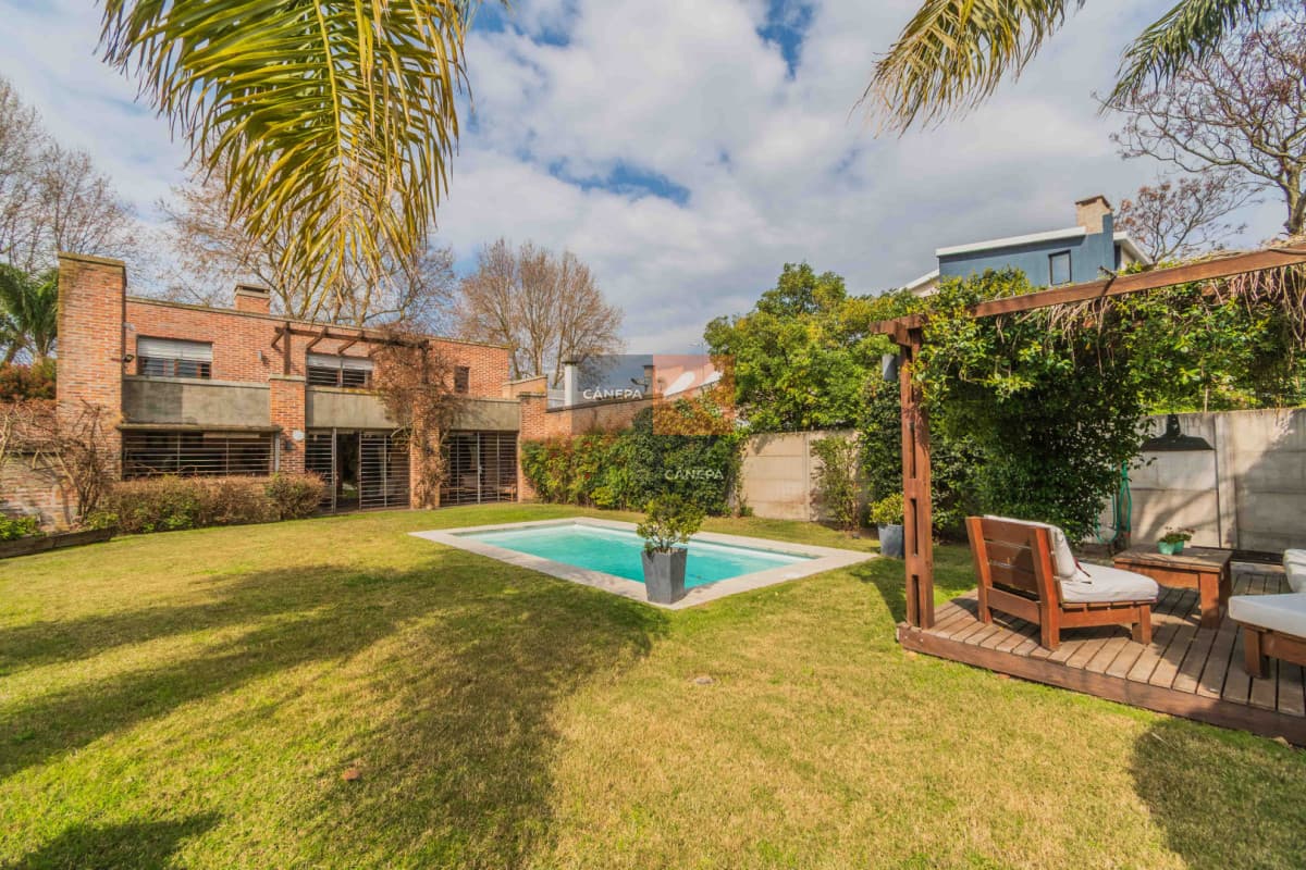 Venta espectacular casa de 4 dormitorios con jardín, piscina y barbacoa en Carrasco Norte