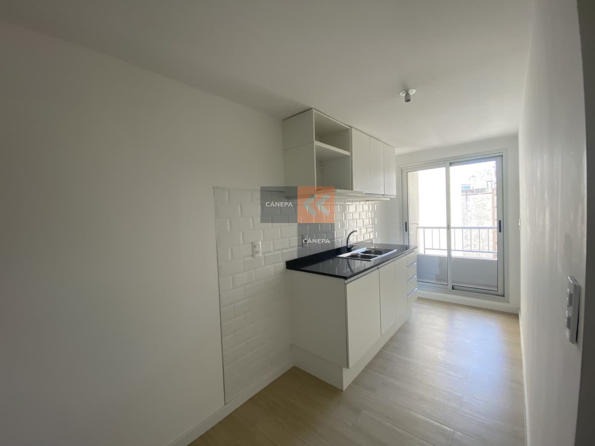 Amplio apartamento a pasos de la rambla