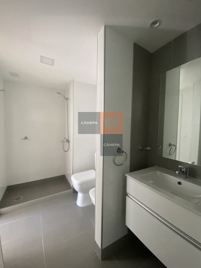 Amplio apartamento a pasos de la rambla
