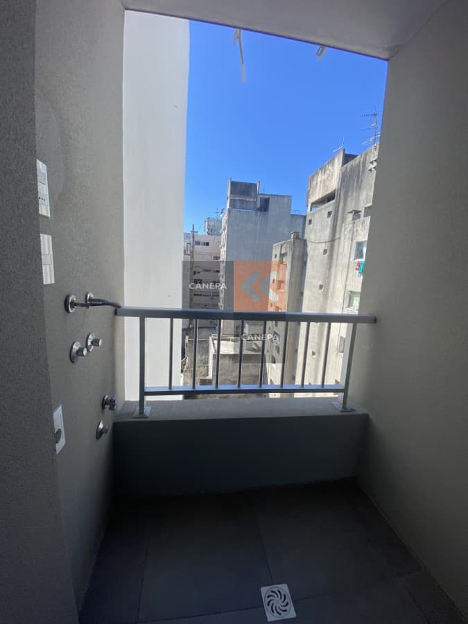 Amplio apartamento a pasos de la rambla