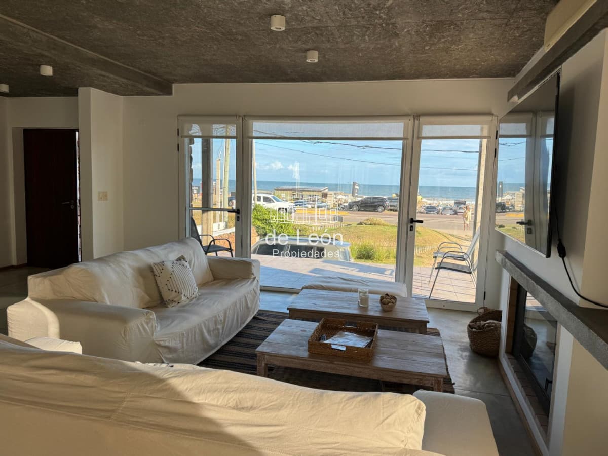 EN VENTA COMODA CASA EN MONTOYA FRENTE AL MAR 5 DORMITORIOS