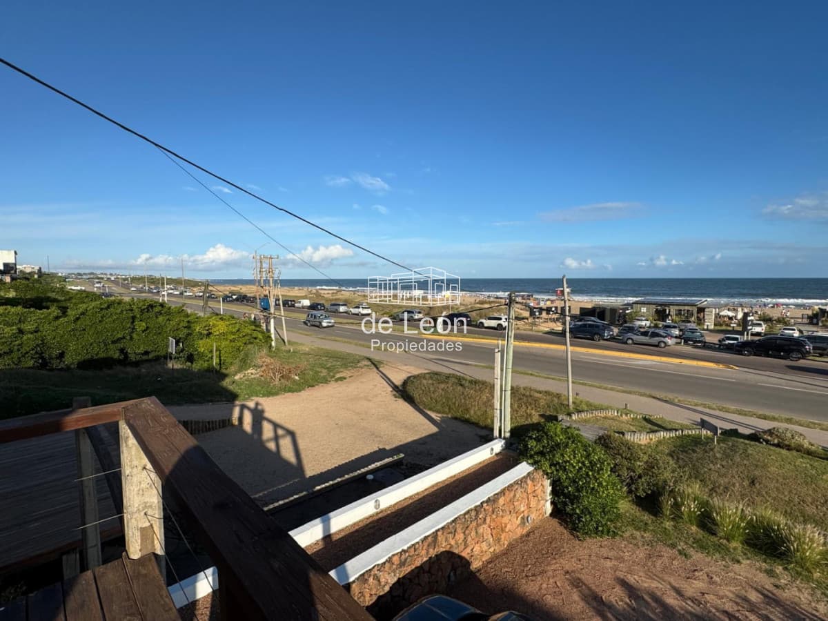 EN VENTA COMODA CASA EN MONTOYA FRENTE AL MAR 5 DORMITORIOS