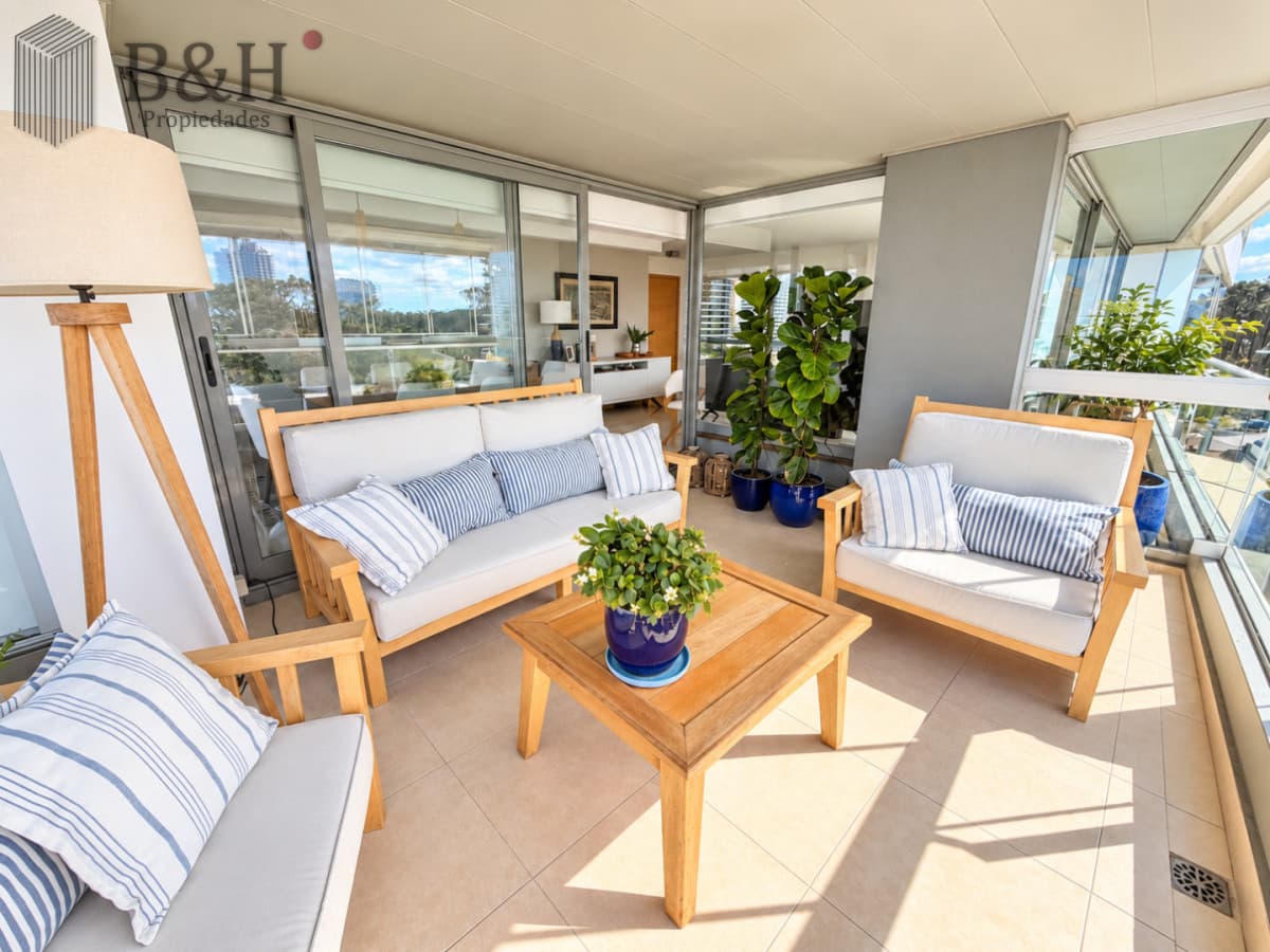 Apartamento 3 Dormitorios Avenida Roosevelt Punta del Este Cochera