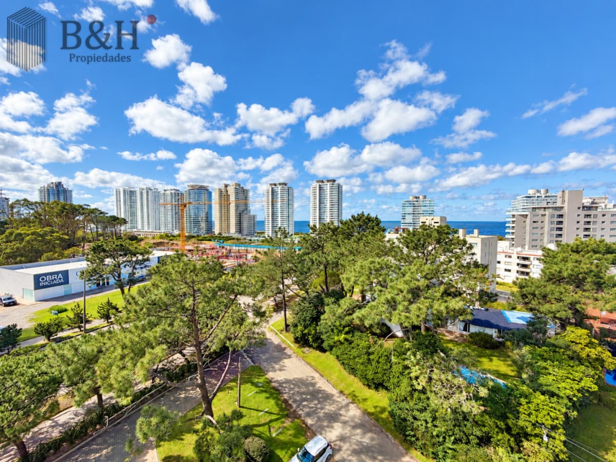 Apartamento 3 Dormitorios Avenida Roosevelt Punta del Este Cochera