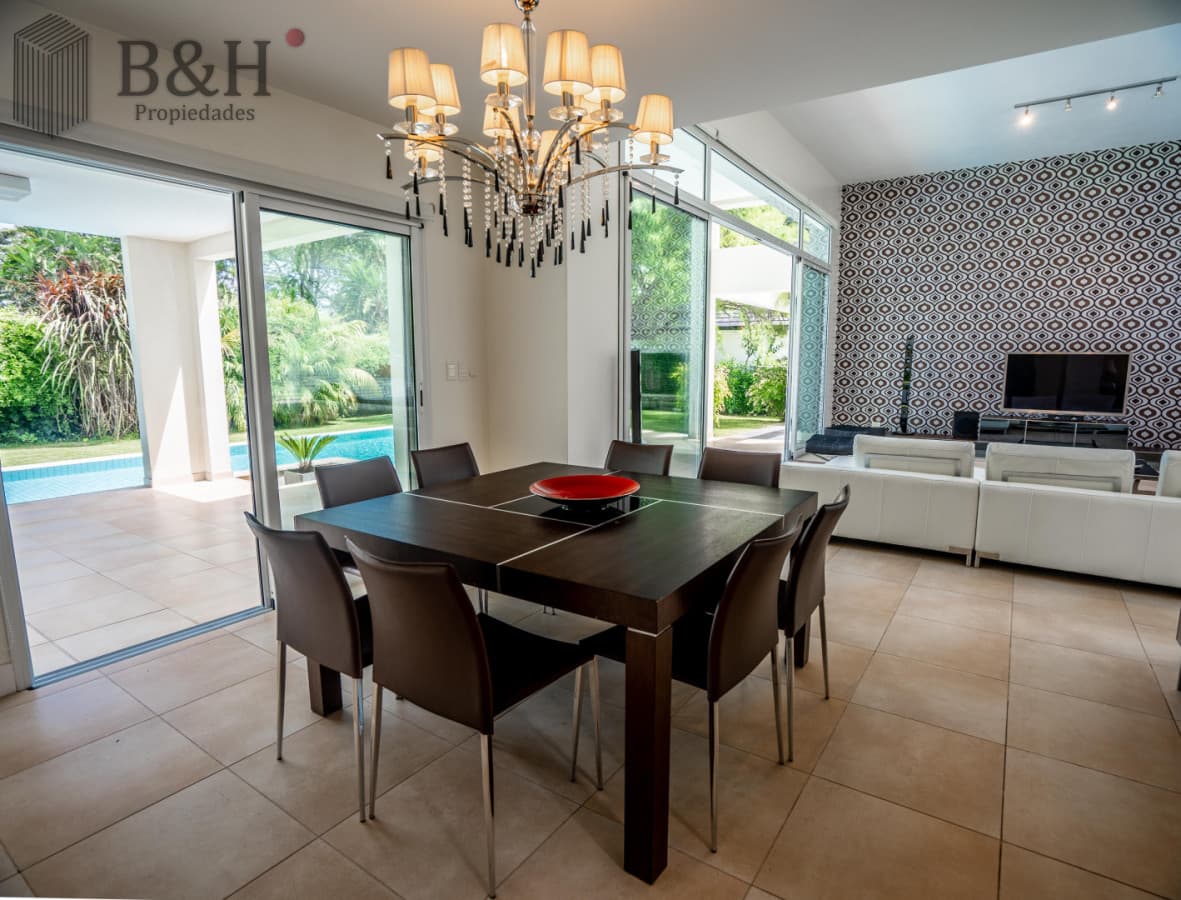 Venta Casa 4 Dormitorios Con Piscina en Barrio Privado, Punta del Este