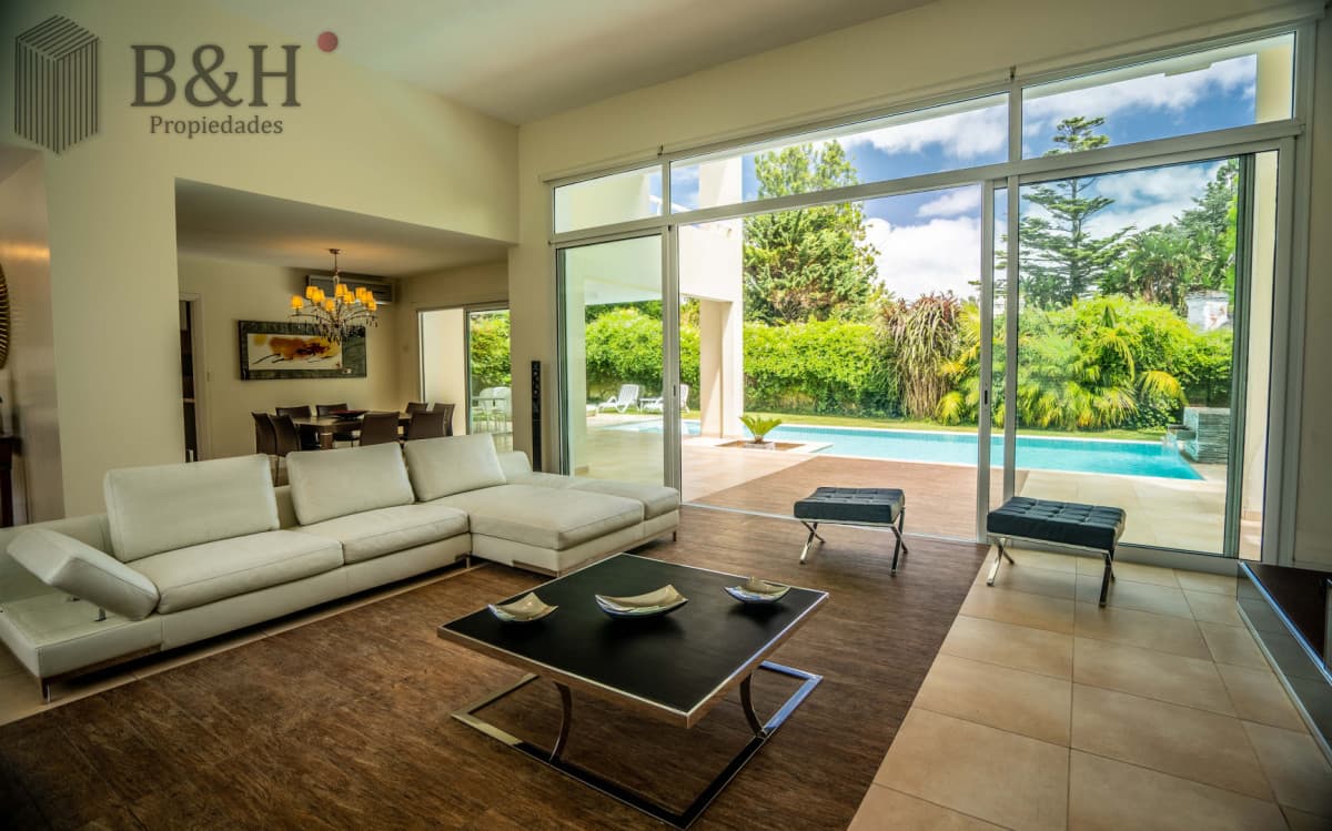 Venta Casa 4 Dormitorios Con Piscina en Barrio Privado, Punta del Este
