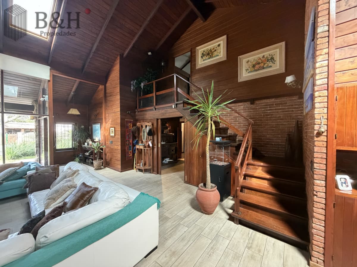 Casa 4 Dormitorios + dep y Piscina en Punta del Este VENTA