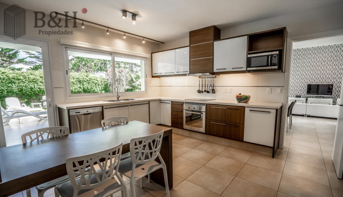 Venta Casa 4 Dormitorios Con Piscina en Barrio Privado, Punta del Este
