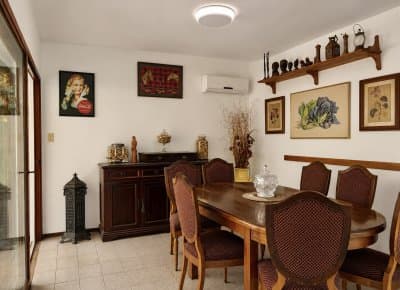 OPORTUNIDAD CASA EN PLAYA MANSA EN 4 DORMITORIOS ZONA CON POTENCIAL COMERCIAL  -