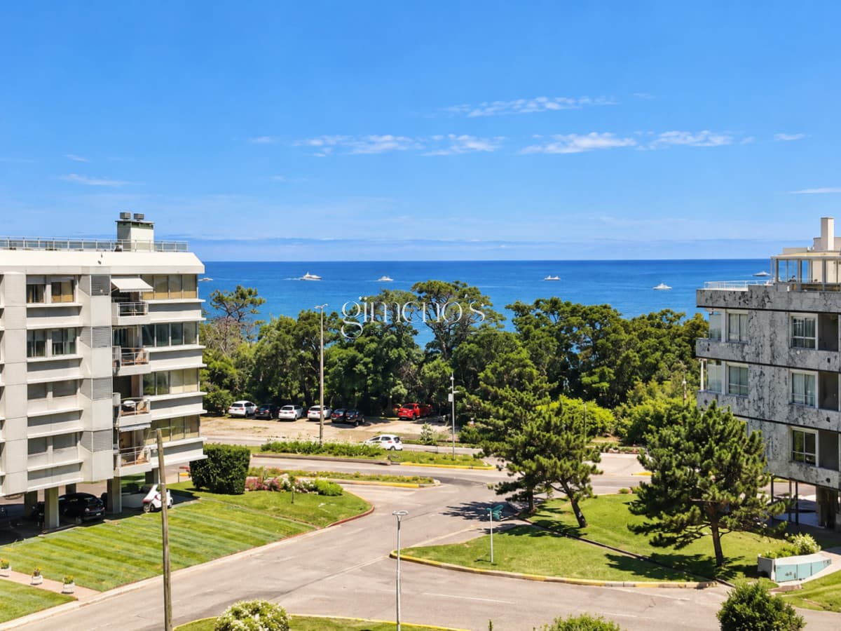 Apartamento en Venta de 2 Dormitorios en Playa Mansa - Punta del Este